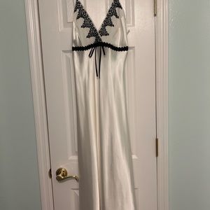 Womens ivory/black xlarge wedding robe; large nightgown